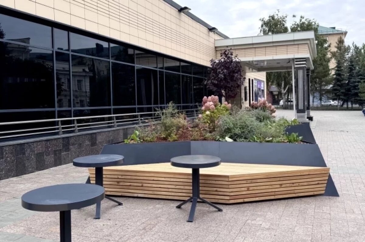    В центре Омска возле Концертного зала открылся Камерный сад