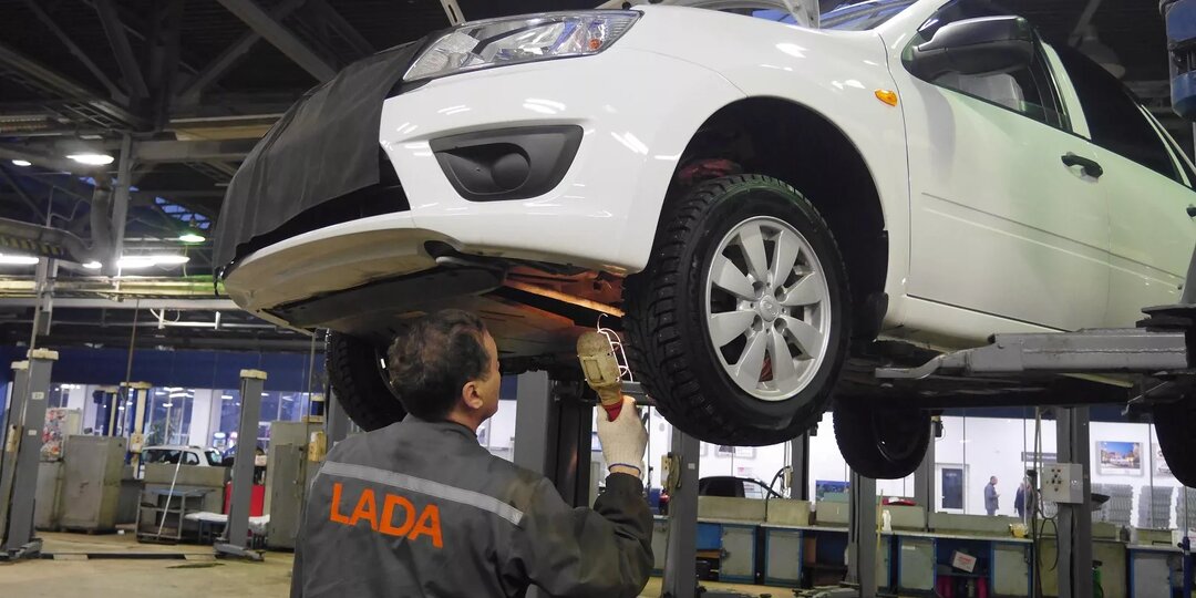 “Этот месяц дорабатываю и увольняюсь“: 100.000 непроданных машин, бегство рабочих и страшная правда о качестве новых Lada