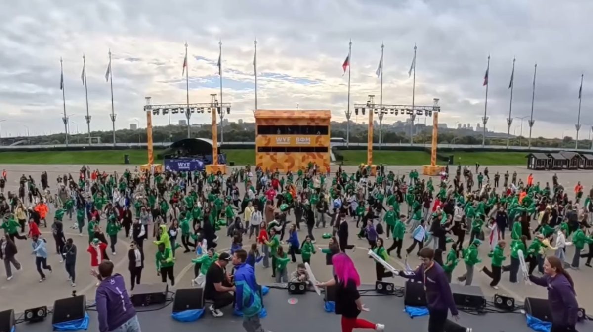    В танцевальном флешмобе на Нижегородской ярмарке приняли участие 412 человек