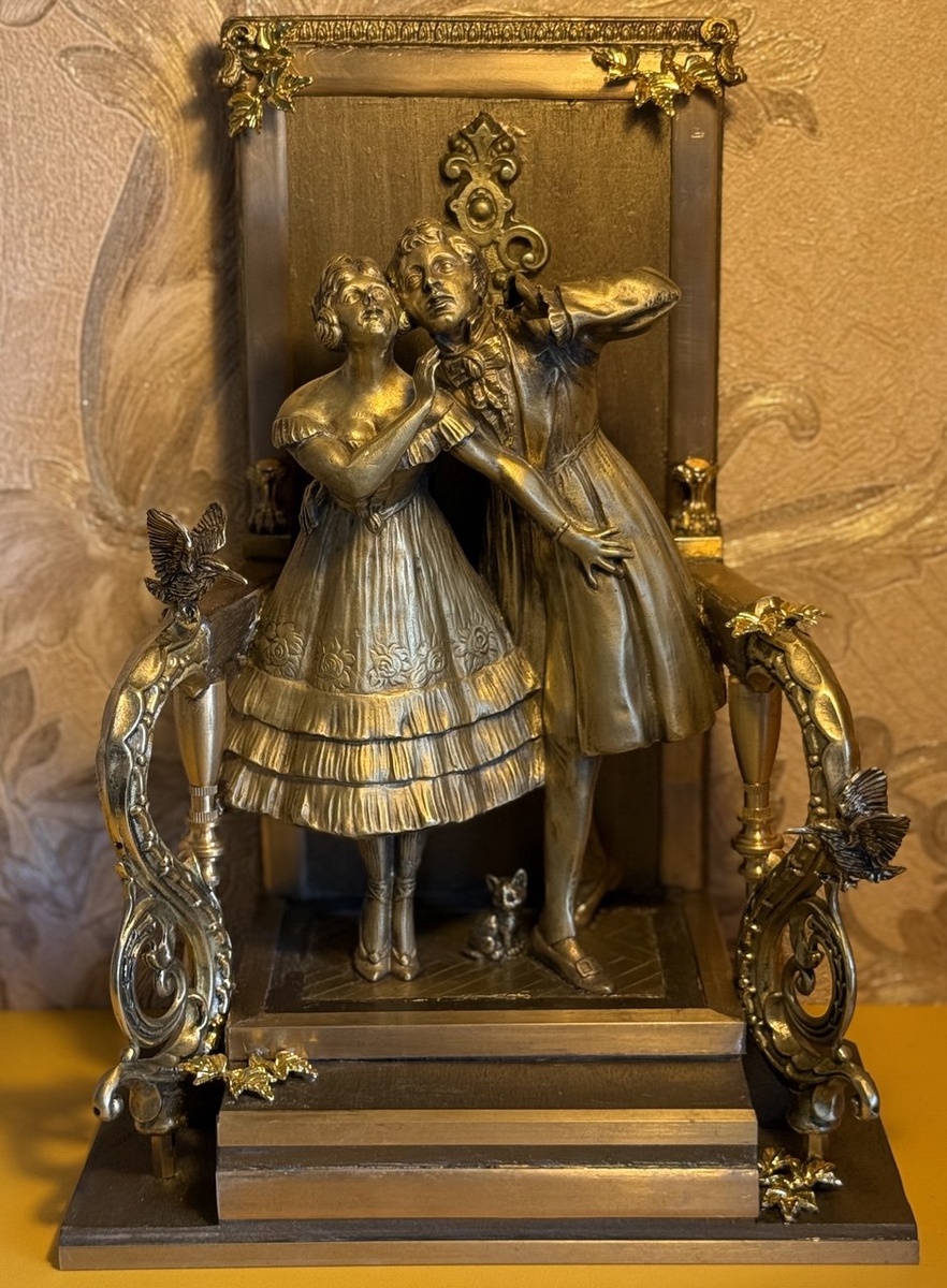 Бронзовая композиция. Высота 33 см. Фигуры - бронза, латунь. Постамент - бронза, латунь, дерево