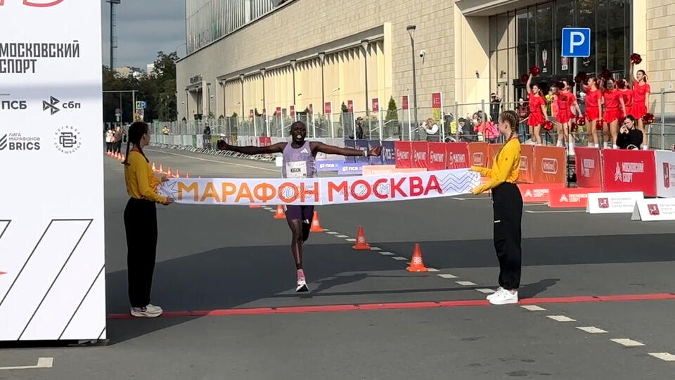     Кенийский легкоатлет Киген выиграл Московский марафон РЕН ТВ