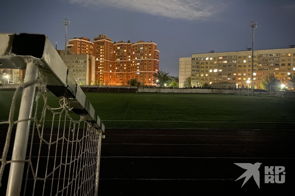    В воротах недостатка нет, они разбросаны по всему стадиону.