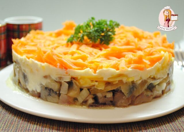 Салат «Лисья шубка» с селедкой и грибами