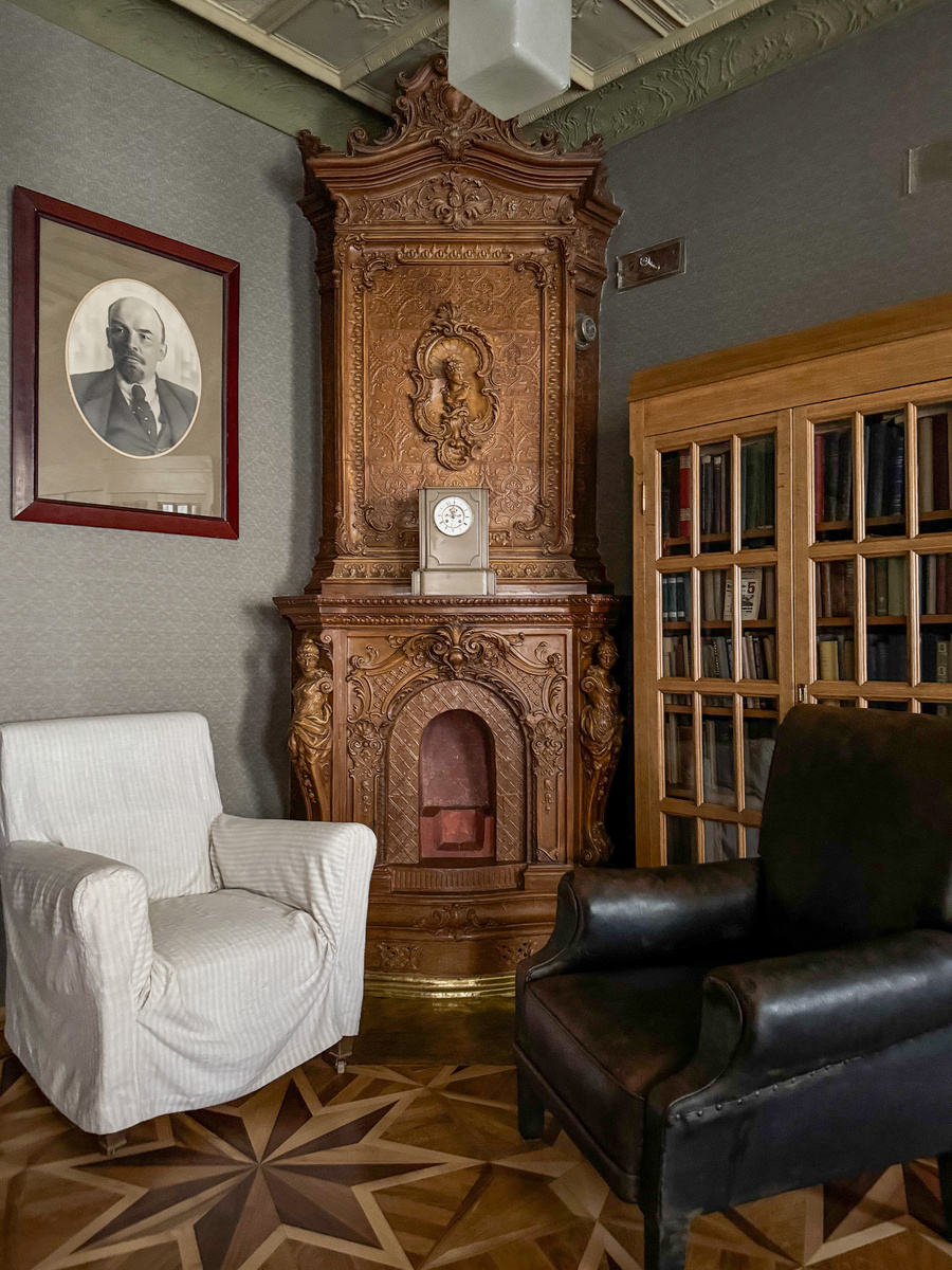 Фрагмент кабинета. Ленин, предположительно, сидел в одном из этих кресел — он дружил с Кржижановским и бывал у него в гостях.