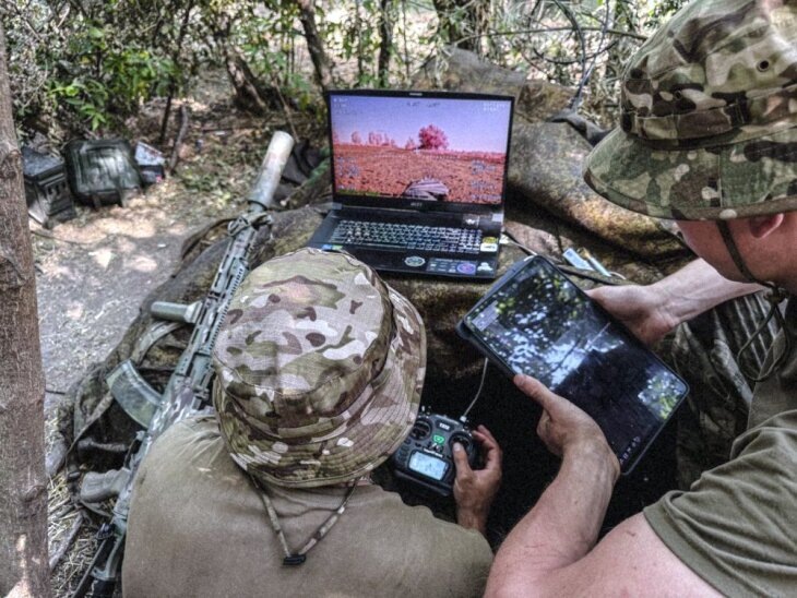     Российские военнослужащие в зоне СВО. Источник: t.me/Tristatridzatri.