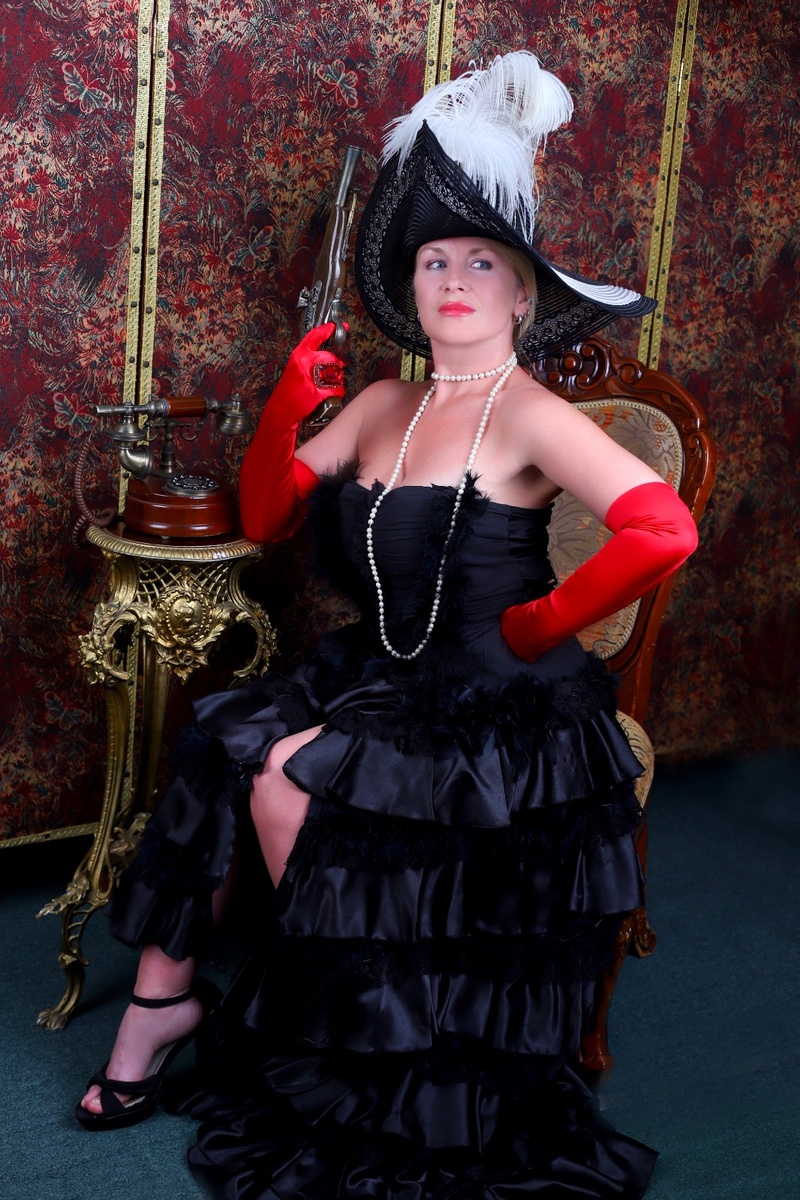 Фотосессия в шляпе с револьвером 