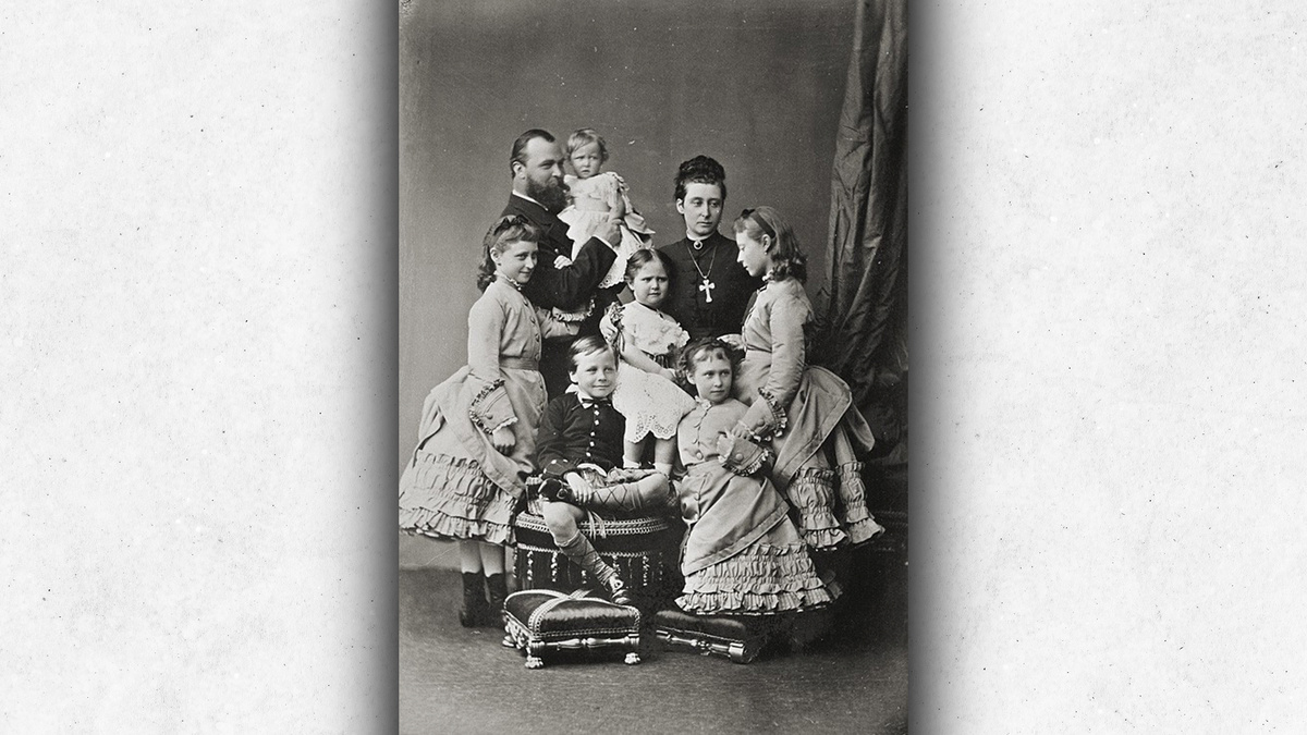 Герцог Людвиг IV Гессенский с супругой, дочерьми и принцем Эрнстом Людвигом, 1875 г. →