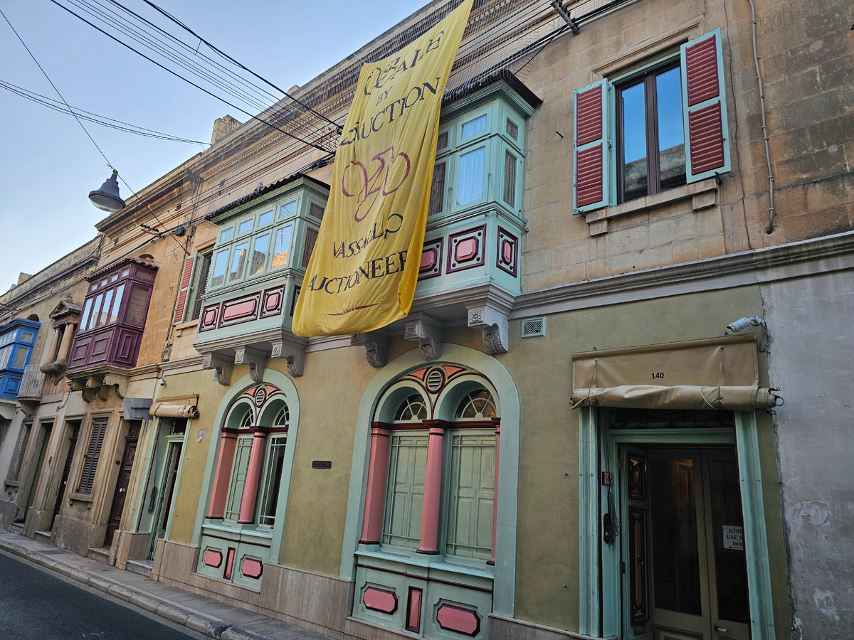 Дом. Обратите внимание, какой узкий тротуар