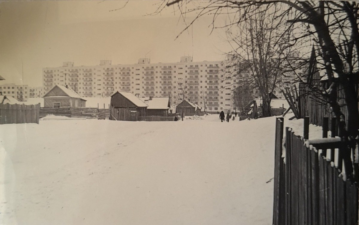 Фото из личного архива семьи Кичаковых о строительстве КАМАЗа и Набережных Челнов. Это начало преображения города для Камского автомобильного завода: в небольшом городе Набережные Челны с деревенскими постройками появляются первые многоэтажные дома. 