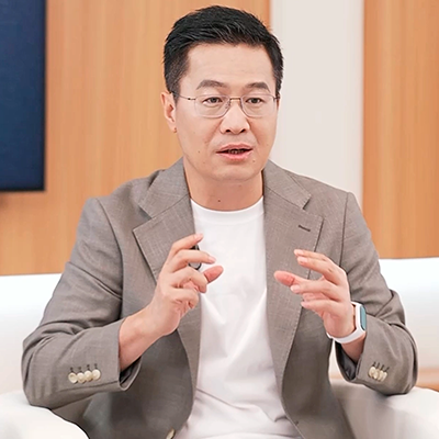 Президент компании Xiaomi Лу Вейбинг перед пресс-конференцией 19 сентября провел небольшую трансляцию, где рассказал, почему производитель пропускает 16-ю версию смартфона. Глава компании отверг все обвинения в плагиате, а такое решение оправдал тем, что обновление смартфона «слишком масштабное», чтобы оставить предыдущее название.