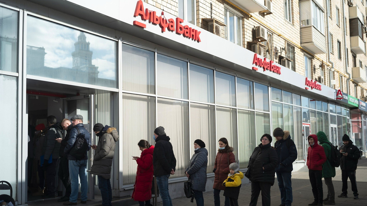 Вкладчики Альфа-Банка начали массово забирать свои деньги с депозитов