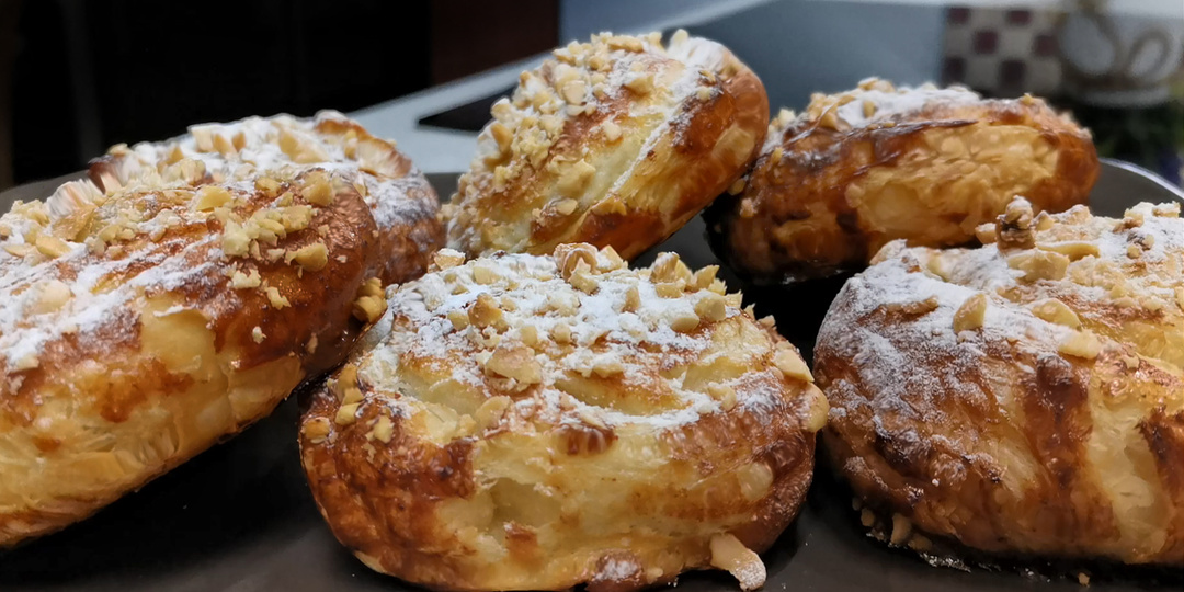 Этот рецепт у меня самый ходовой, всего 5 минут и уже в духовке. А результат потрясающий, обалденная выпечка к чаю