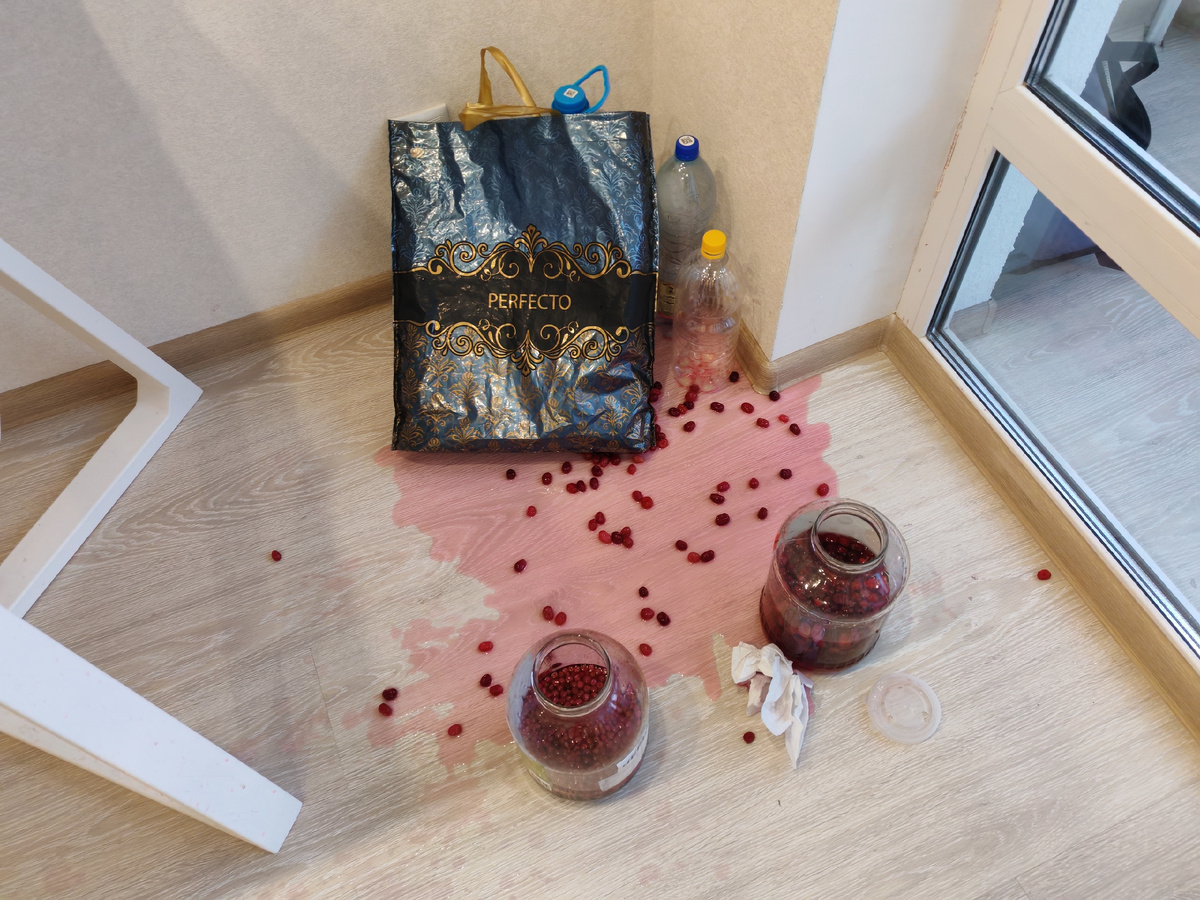 У нейросети редко настойка разливается по кухне.