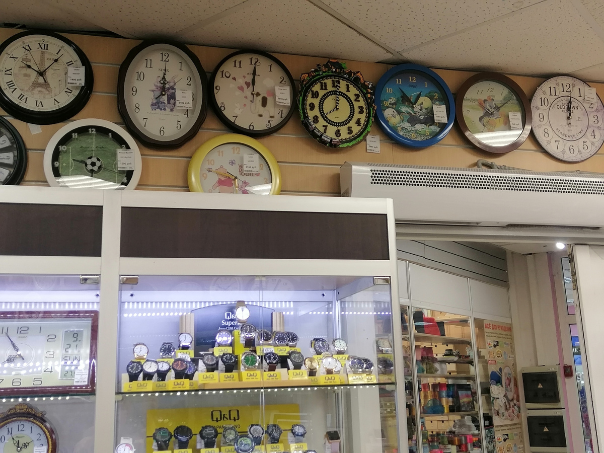 В магазине. Покупаю подарок сыну. 