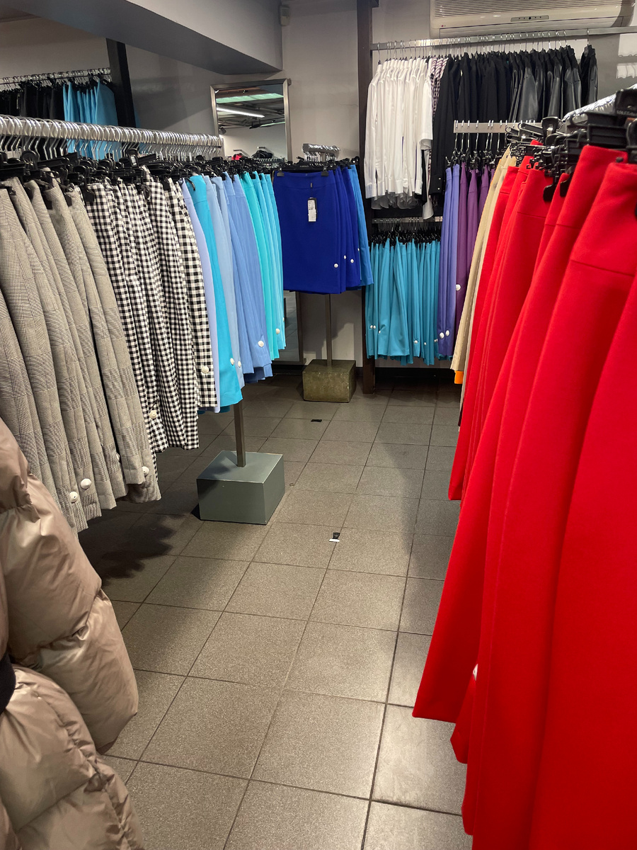 Юбки по-колено почти всех цветов радуги, черных и темно-синих тоже очень много