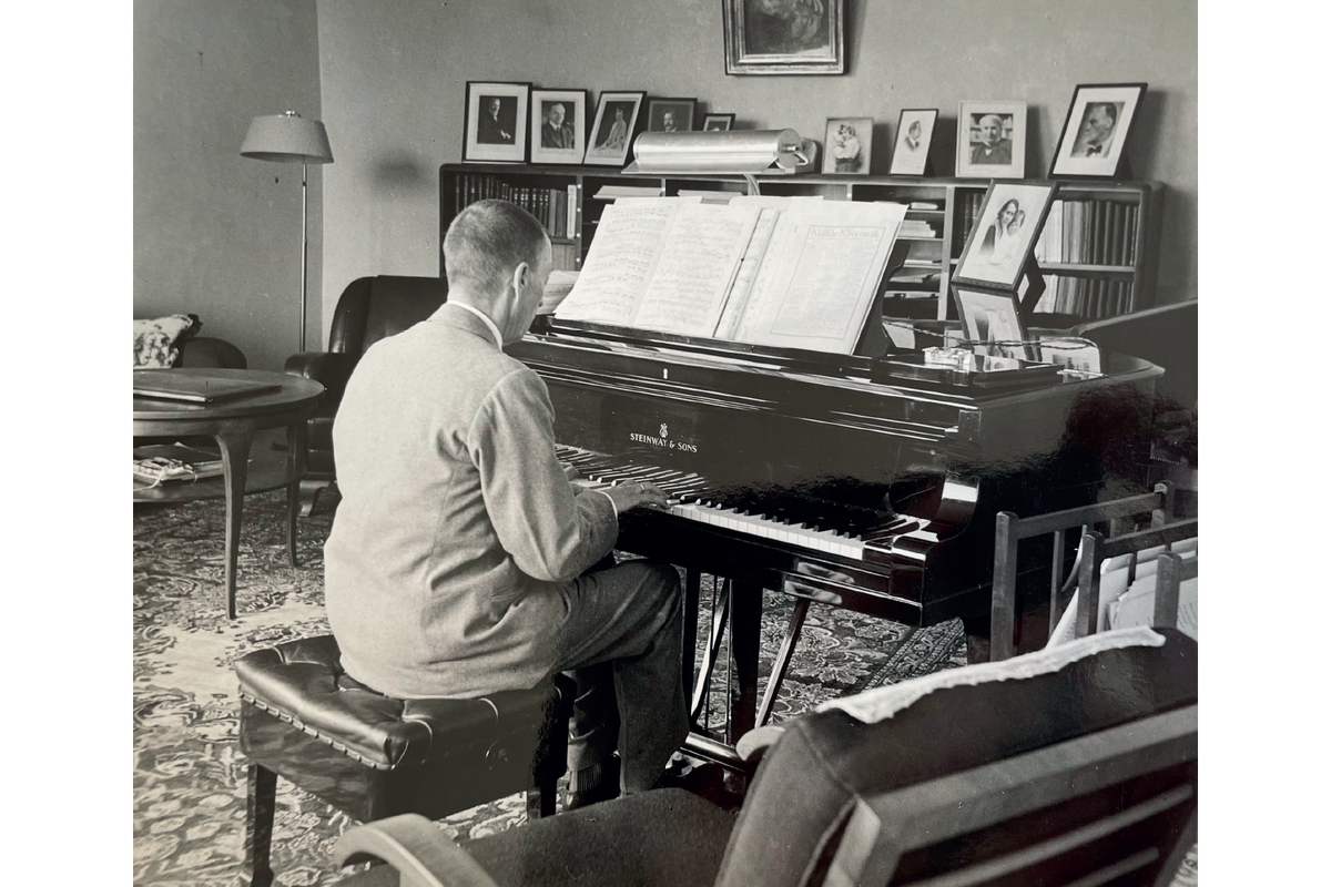 Композитор Сергей Рахманинов за роялем