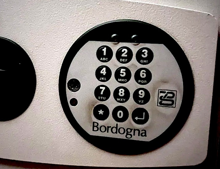 Клавиатура замка сейфа Bordogna после десятилетий эксплуатации