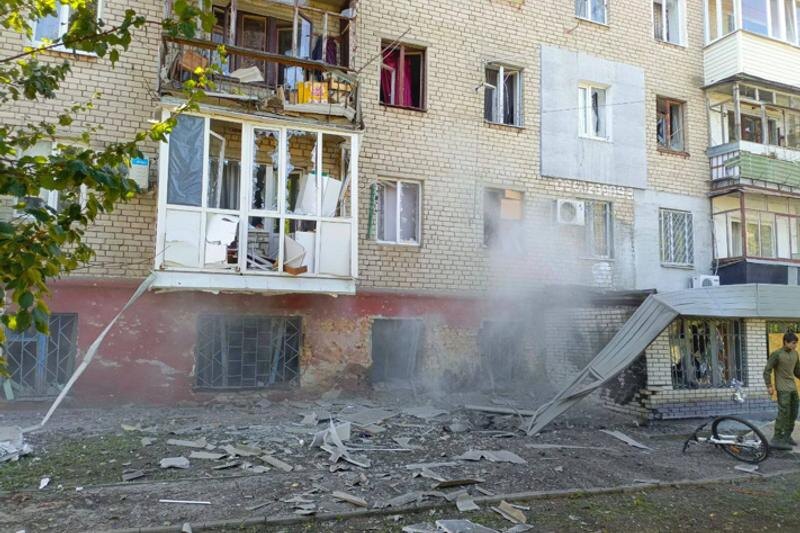    Фото: telegram-канал Евгения Балицкого / Многоэтажный дом после обстрела