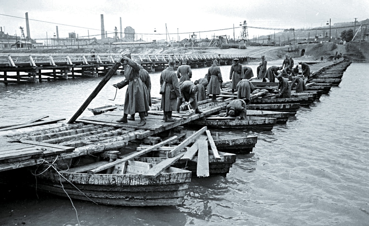 Советские сапёры строят мост через реку, Украина, 1943 г.