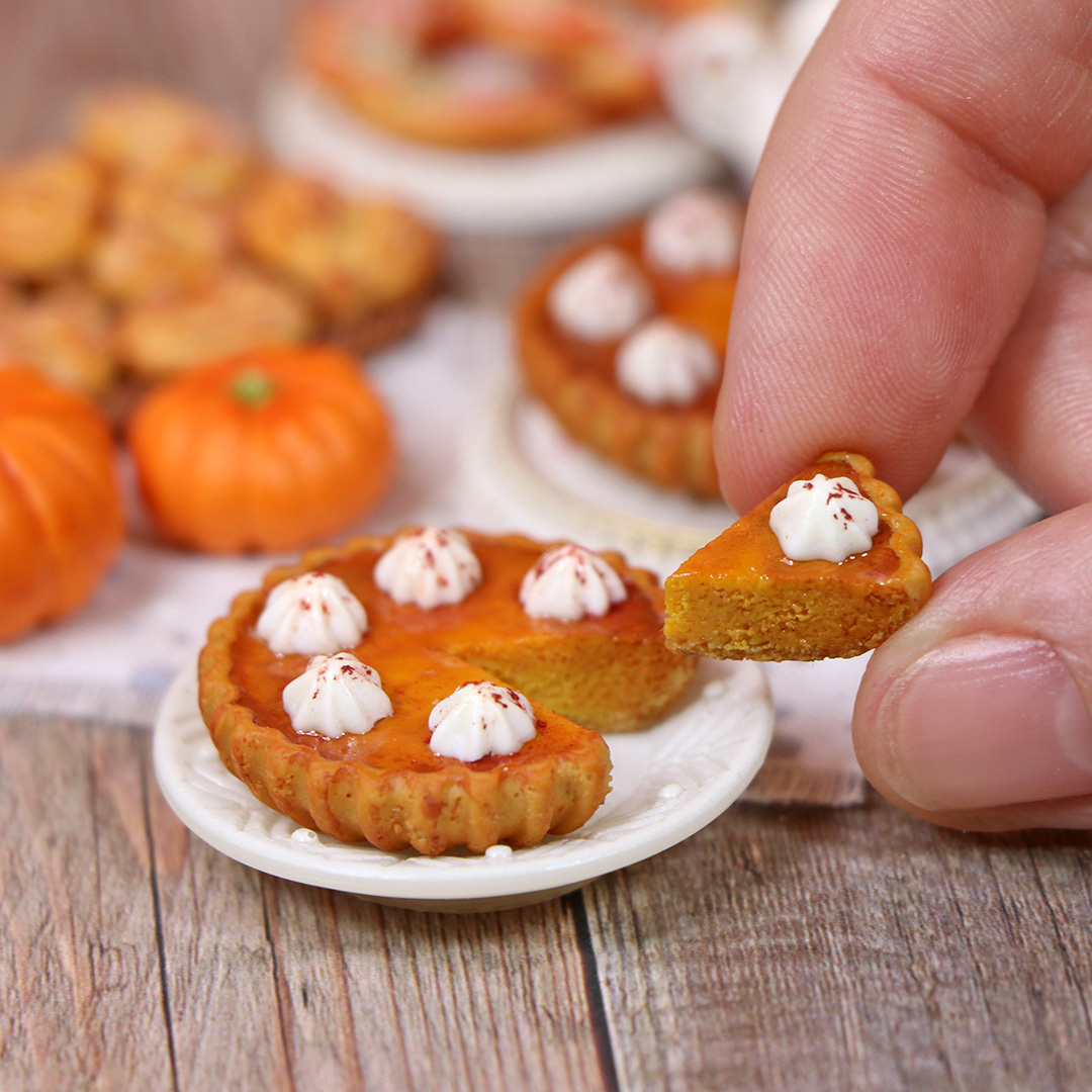 Миниатюрный тыквенный пирог из полимерной глины