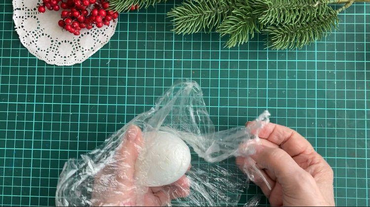 Плотно оборачиваем заготовку из пенопласта пищевой пленкой. Фото: Елочные игрушки ЕленыКа 