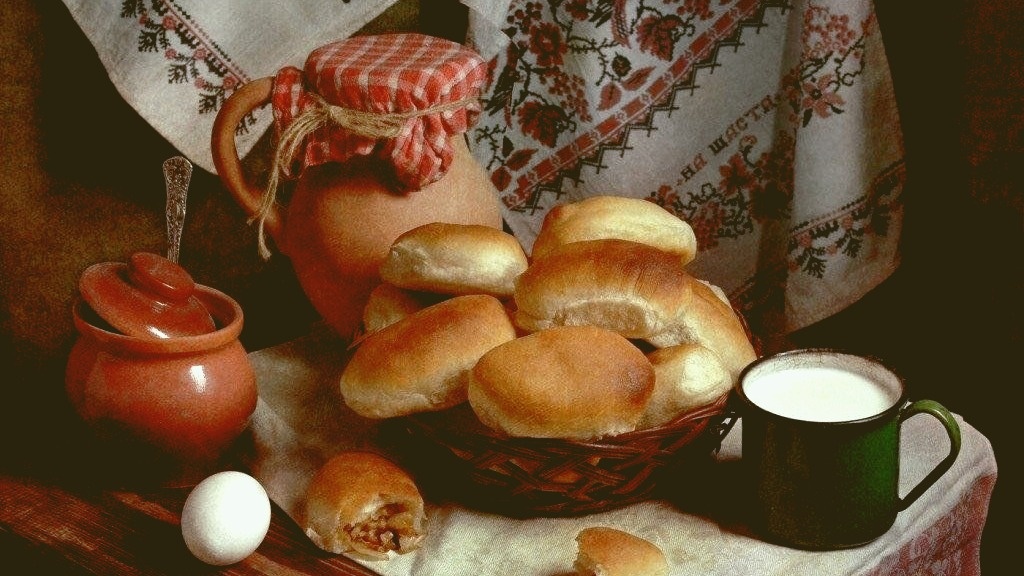 Фото: Домашние пирожки и кружка молока, уютная кухня в деревенском стиле”