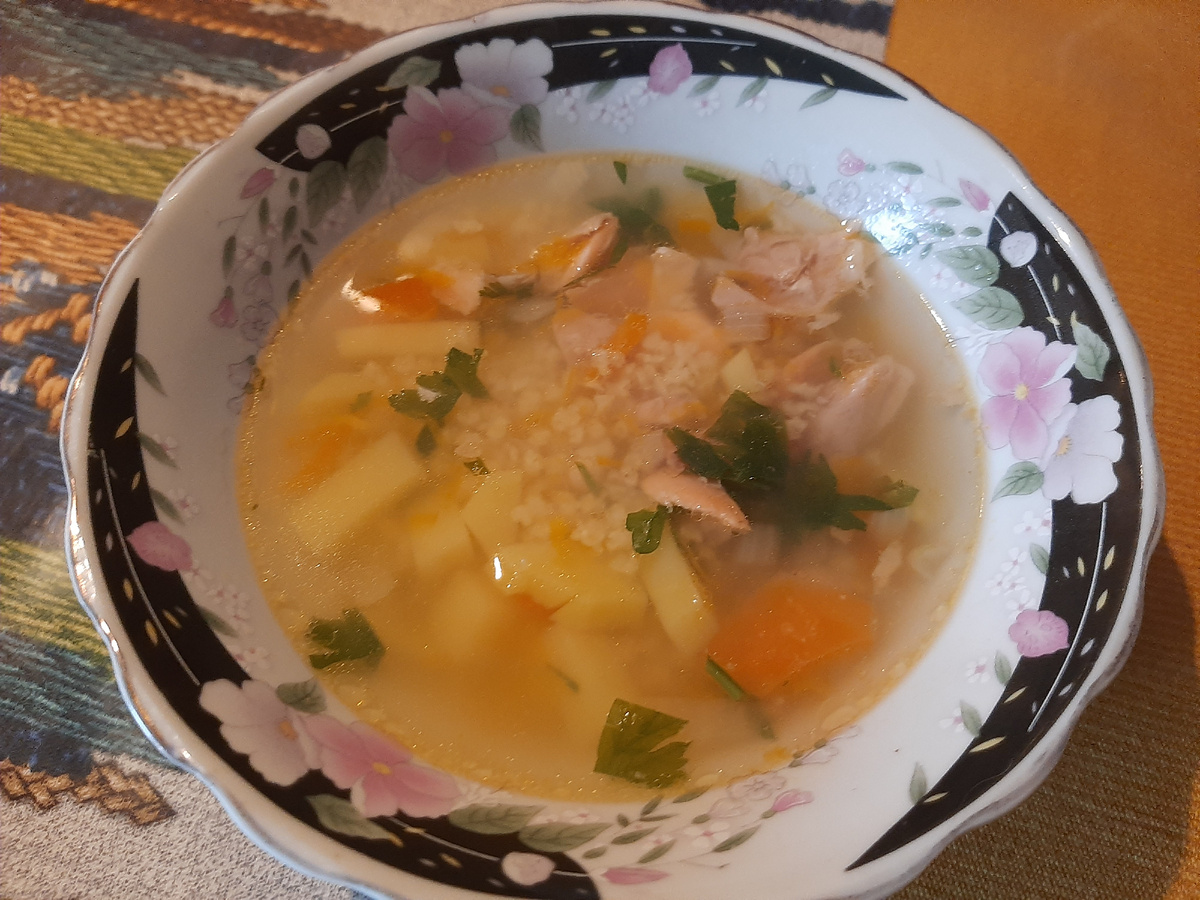 На первое - рыбный суп. В Магните купила "набор для ухи из форели "(159 руб.): голова, кожура с мякотью, перья, хребты. Папа посмотрел скептически и предложил выбросить. Не послушалась. Сварила бульон и мякоти получилось много, супчик замечательный. Кожуру до варки надо почистить, на ней есть чешуя.