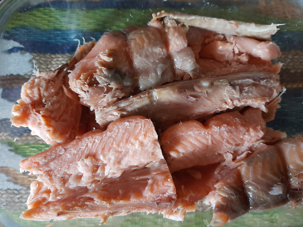 В одном из близлежащих магазинов наконец появилась рыба горячего копчения: горбуша (на фото) и скумбрия (ещё в холодильнике). Выглядели они красиво, на вкус тоже. Я кожуру сняла, разделила на кусочки и в стеклянный контейнер положила, так есть удобнее...