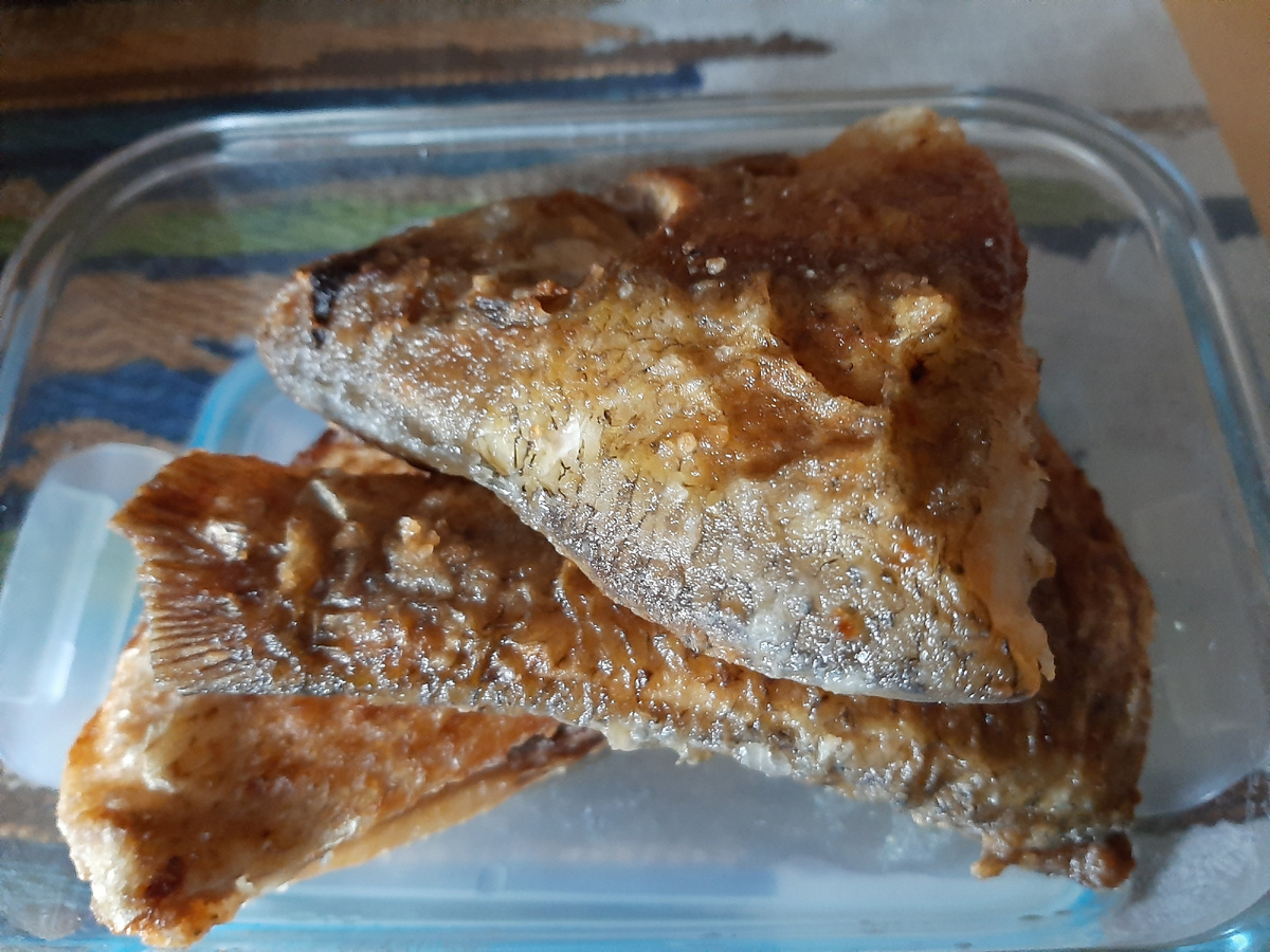 Моя двоюродная сестра папе на День рождения передала 3 рыбки. Две ещё ждут своего часа, а одну пожарили. Вот и второе.