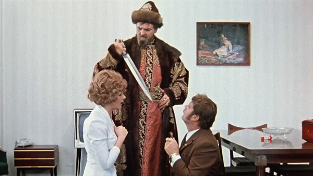 Сцена из фильма "Иван Васильевич меняет профессию" 1973 года по пьесе М.А. Булгакова "Иван Васильевич"1936 (первые постановки 1965). Из открытых источников