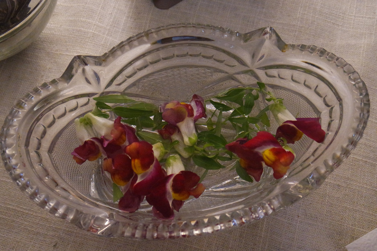 у мамы на столе в гостиной