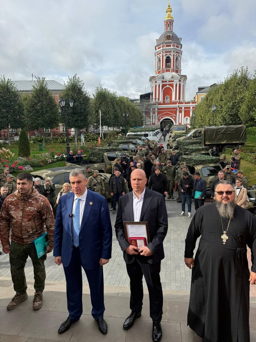 Захаров Павел Александрович во время награждения и передачи техники