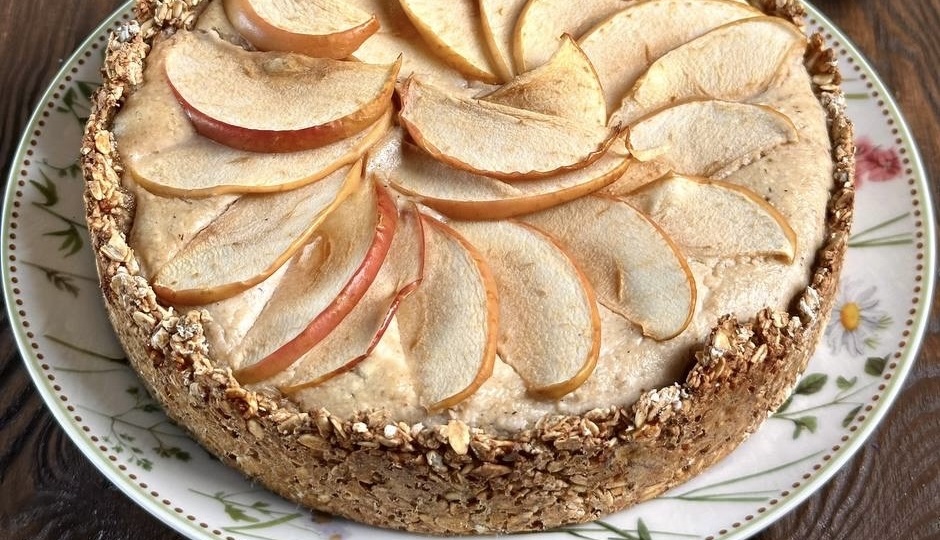 Пирог, который не вредит фигуре: нежный десерт с яблоками и овсяной основой