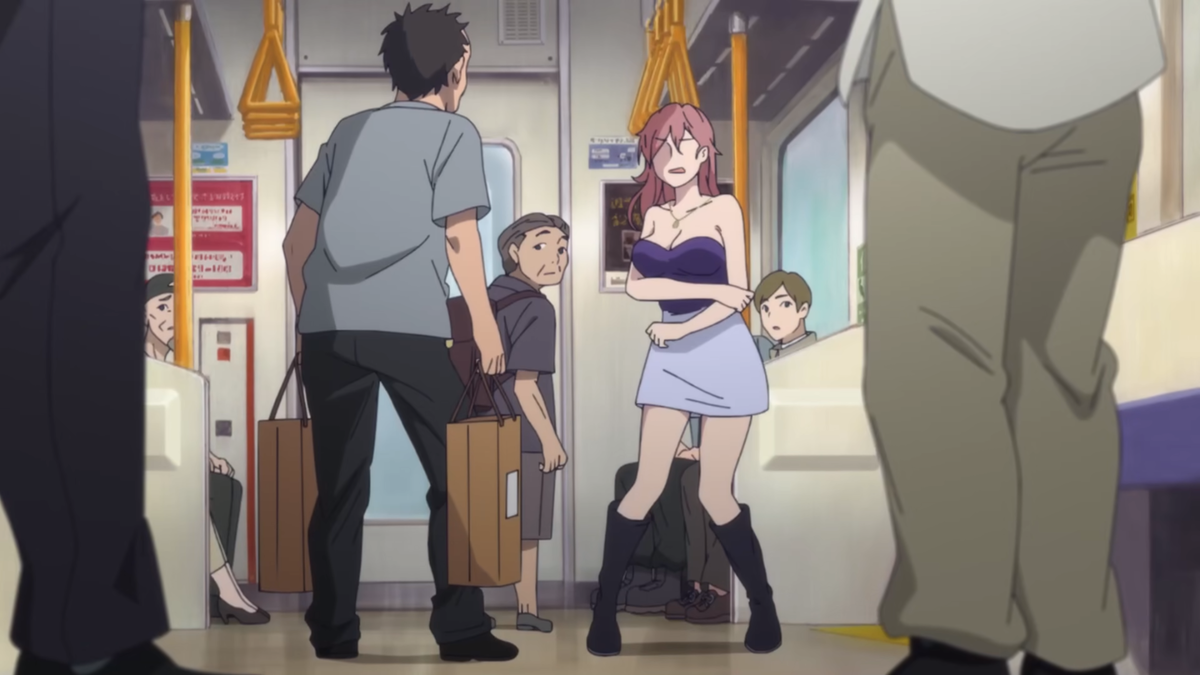 Кадр из обозреваемого аниме. Здесь протагониста, стоящего спиной к зрителям, ложно обвиняют в домогательстве – ради денежной компенсации «за моральный вред». Кстати: в России, Европе и Америке тема домогательств в общ. транспорте неактуальна – в отличие от Японии; ведь сама жизнь японцев слишком специфична. Сперва им запрещают романтические отношения в школе (да – такие отношения наказуемы в Японии, если кто не знал), но из-за плотного графика учёбы и обилия Д/З не остаётся времени на личную жизнь даже ЗА пределами школы! А потом японцы устраиваются на работу, где запрещены уже служебные романы; и да – из-за плотного рабочего графика у них опять нет времени на личную жизнь в свободные часы! Всё это – идеальная среда для появления неудовлетворённых извращенцев, что лапают женщин в автобусах и метро, суют мобильники под юбки незнакомок, дабы сфоткать трусы, и коллекционируют ношеное женское бельё! Дурдом, крч. (листайте вправо)