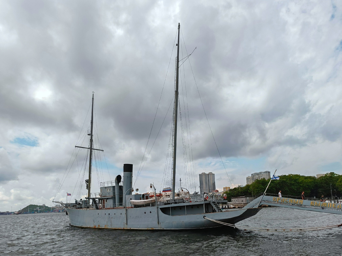 Корабль-музей "Красный вымпел" во Владивостоке 