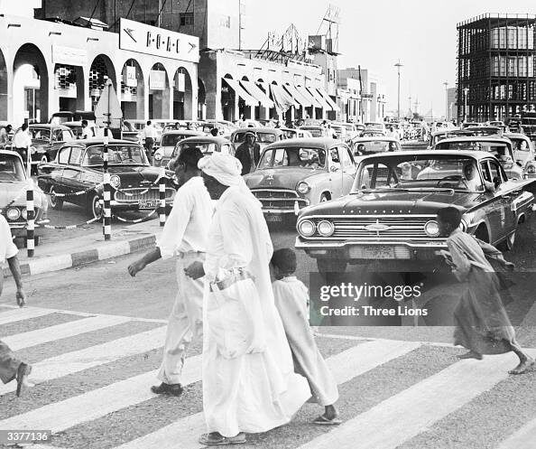 https://media.gettyimages.com/id/3377136/nl/foto/people-crossing-a-busy-street-in-central-kuwait-city.jpg?s=594x594&w=gi&k=20&c=i1hUJKk1QA1htsVVCMChfRfPX8lbO6DNcEJgNlZhFGk=