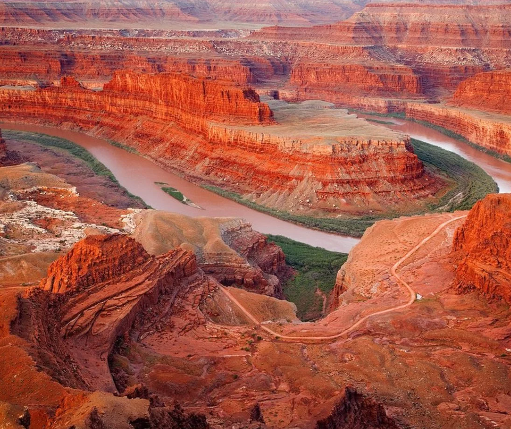 Национальный парк Гранд-Каньон (англ. Grand Canyon National Park) — один из старейших национальных парков США, расположен в штате Аризона вокруг реки Колорадо.

