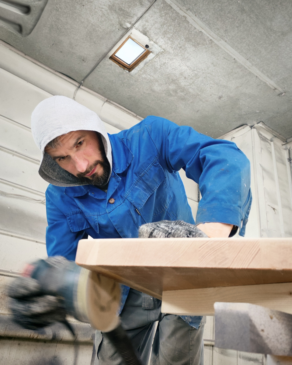 Мастер шлифовщик за работой