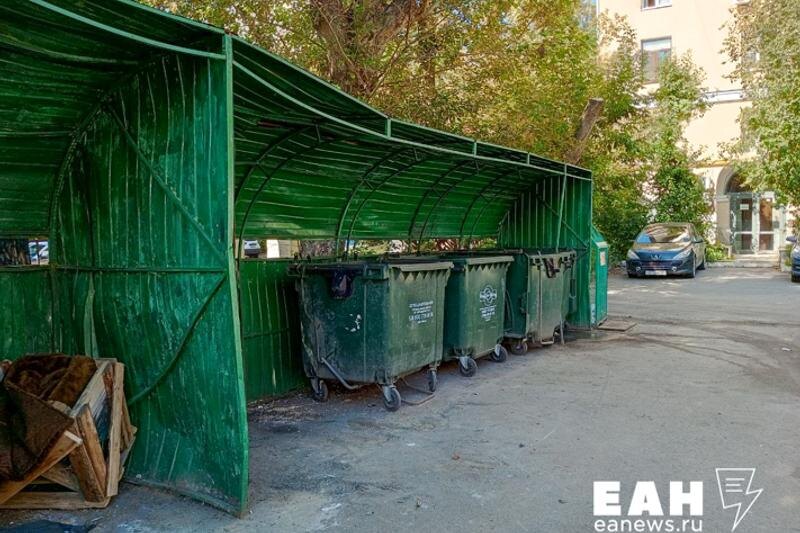    ЕАН / Мусорные баки во дворе дома