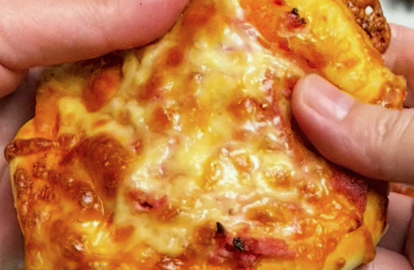 Кусочек детства на обеденном столе: та самая школьная пицца