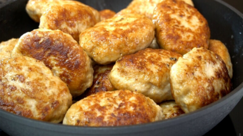 Подслушала рецепт "необычно вкусных" котлет, у знаменитого повара, и теперь родные просят готовить только так: секрет в пропорции