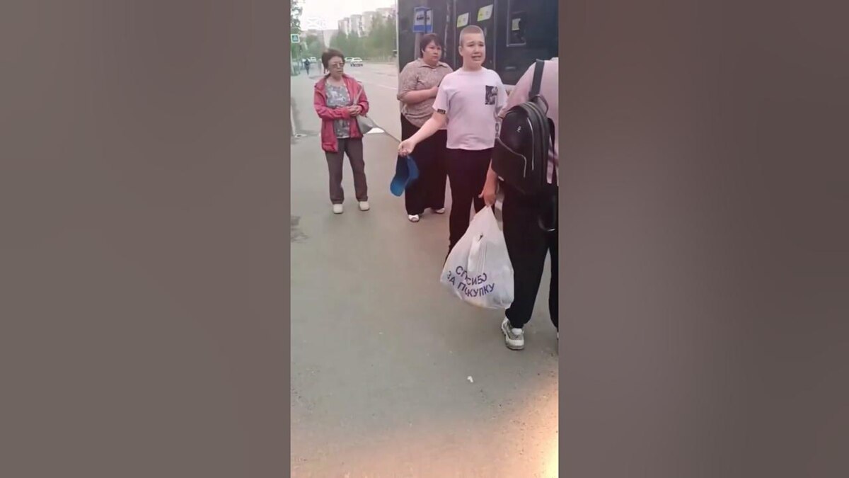 Кадр из ролика "Мама вызывай такси"