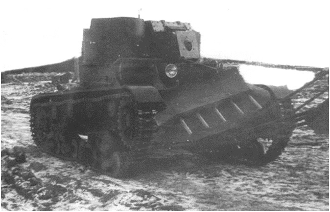 Т-26 с ножевым тралом (1 вариант установки) в походном положении