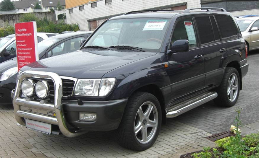 Toyota Land Cruiser 100 – легендарный рамный внедорожник, который ценится за “неубиваемую” надежность и статус.