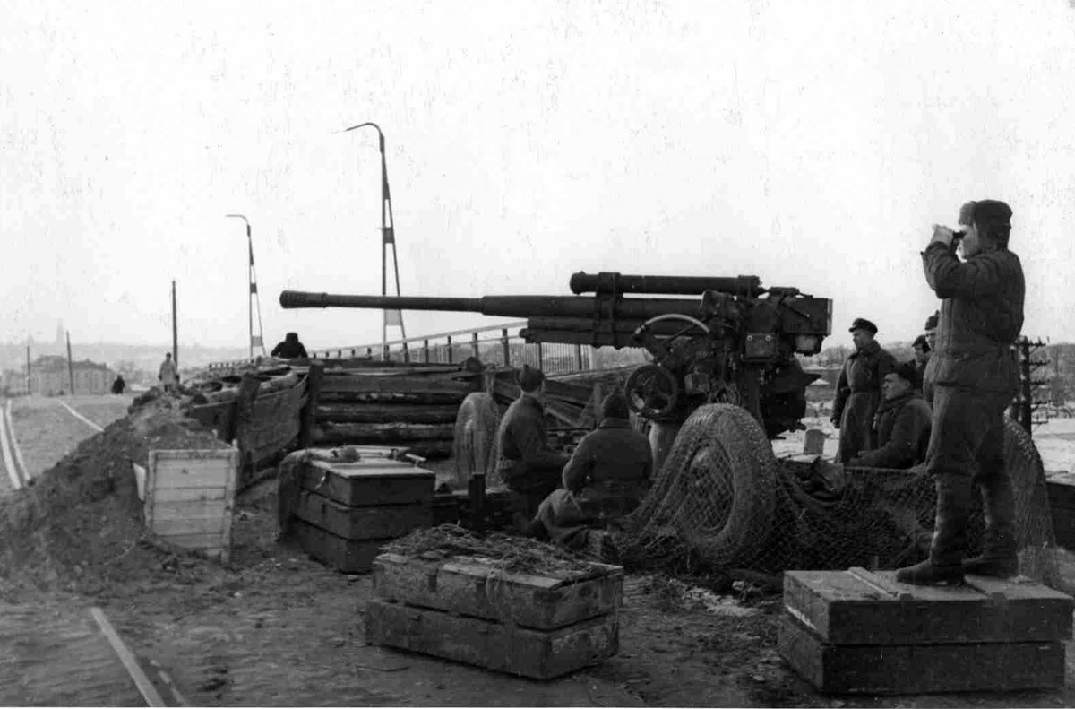 Советская 85-мм зенитгная пушка 52-К на оборонительной позиции в Туле. Подобно немецкой 88-мм знитке Flak 18, она часто работала по наземным целям.