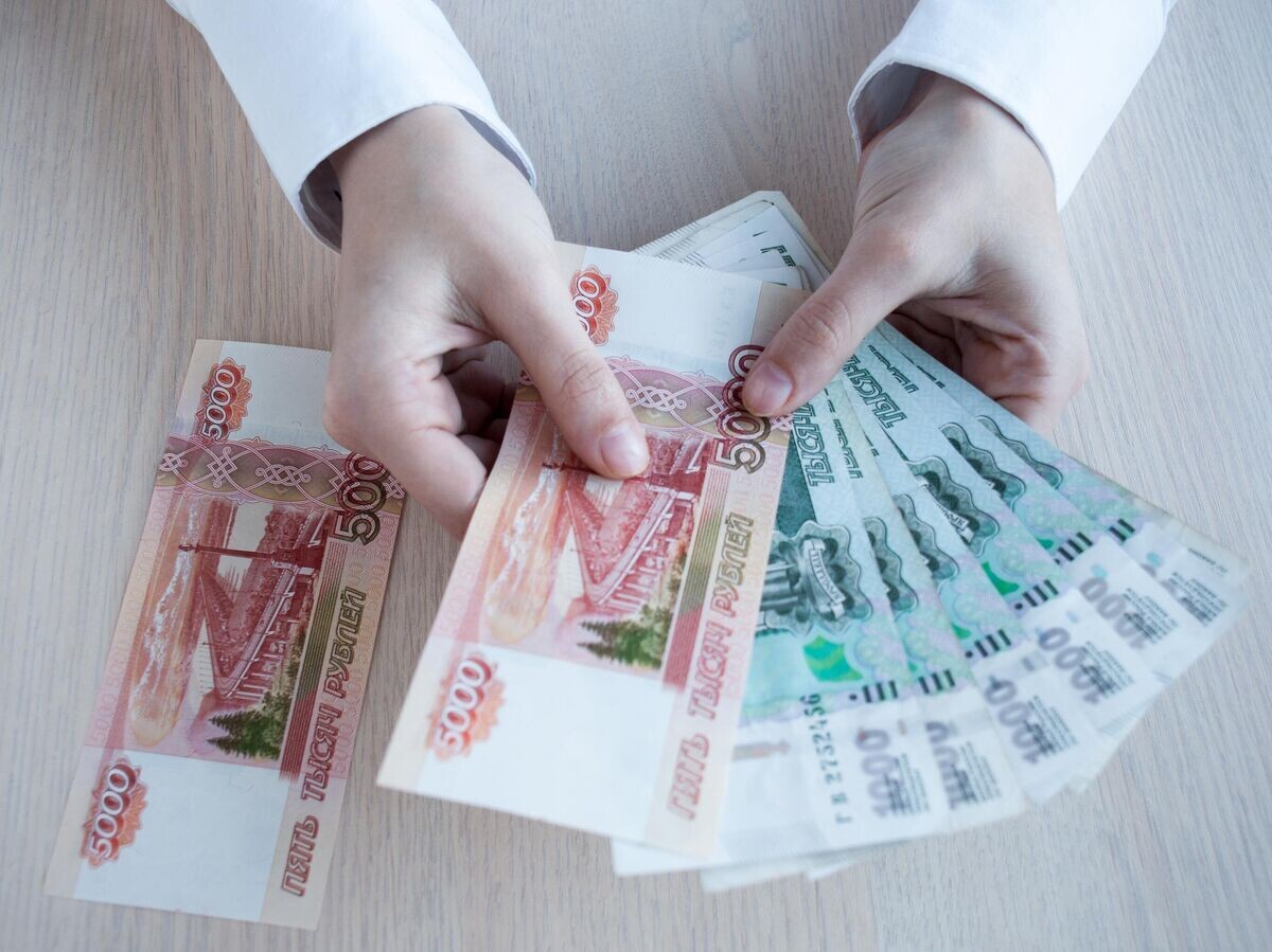    Девушка считает рубли© iStock.com / PROMT8