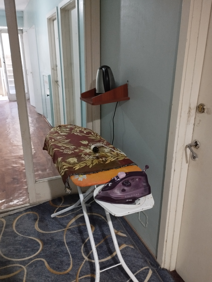 Утюг и чайник для всего второго этажа. После пяти вечера утюг и чайник убирали до утра!!! Нигде такого не встречала.