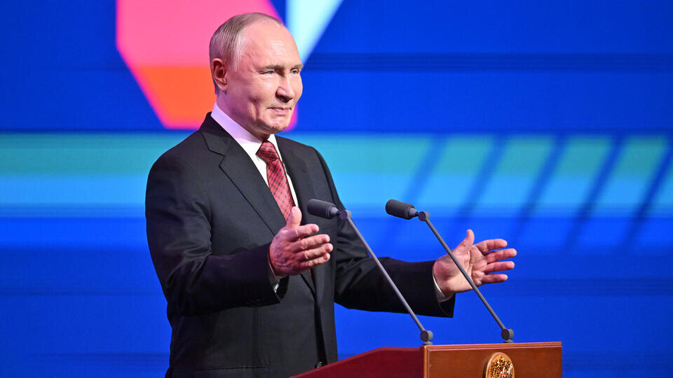     Песков сравнил рабочий график Путина с доменной печью РИА Новости/Станислав Красильников