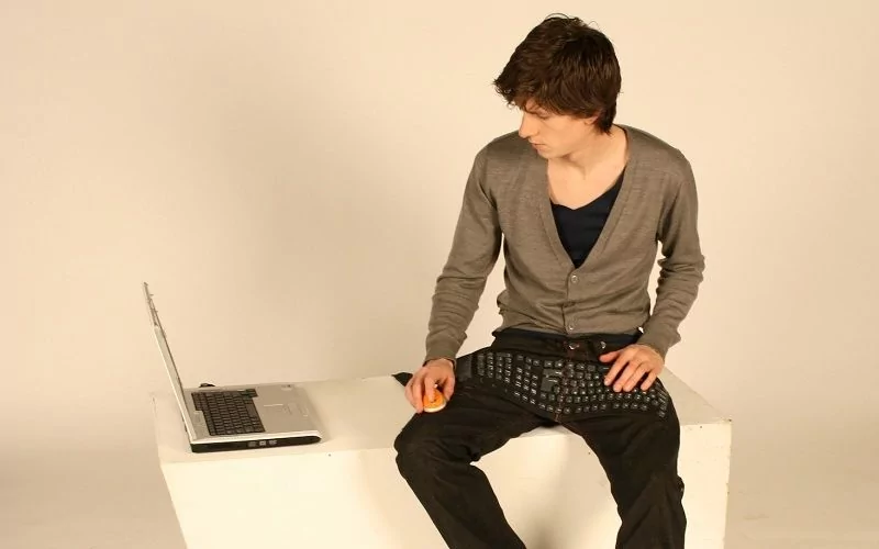 Отличный пример устройства ввода. Штаны-клавиатура.