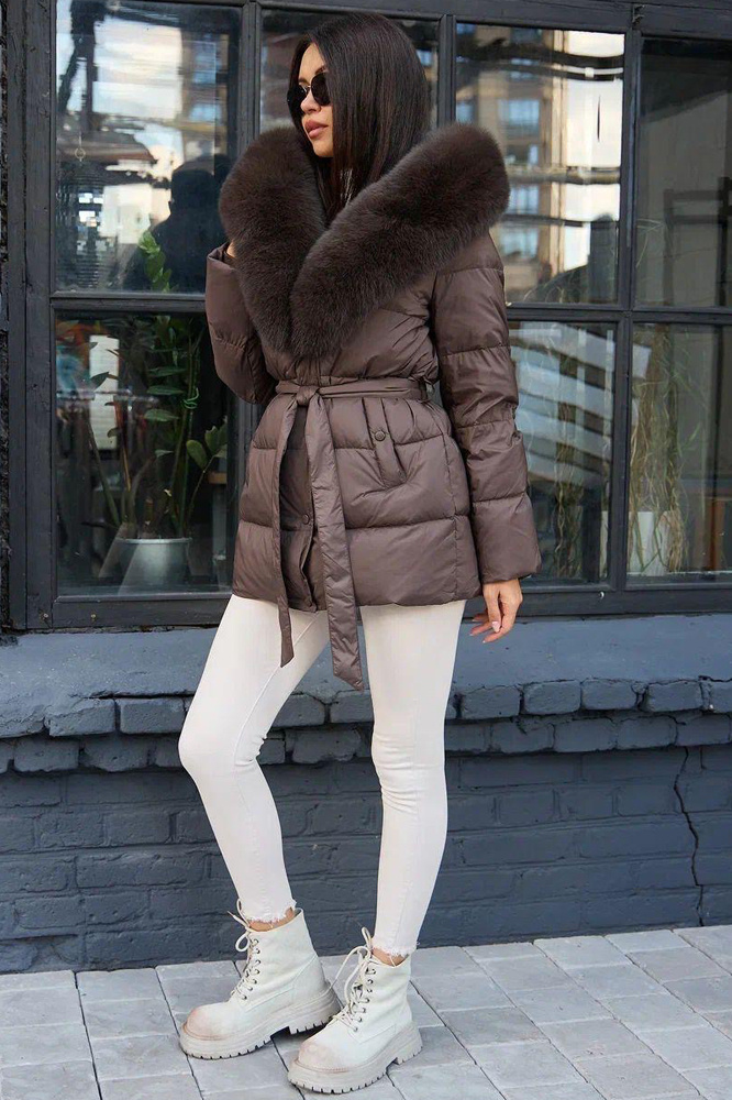 Пуховик О-силуэта от Mixdress
Скругленные линии плеч и рукавов стали отличительной чертой современных курток. Этот стиль предпочитают такие известные бренды, как Khaite, Saint Laurent и Jil Sander. Объемные формы придадут образу неповторимый шарм и стиль. Однако девушкам с широкими плечами стоит обратить внимание на альтернативные варианты.